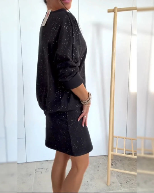 Alicia – Vestido recto con cuello redondo y brillo sutil