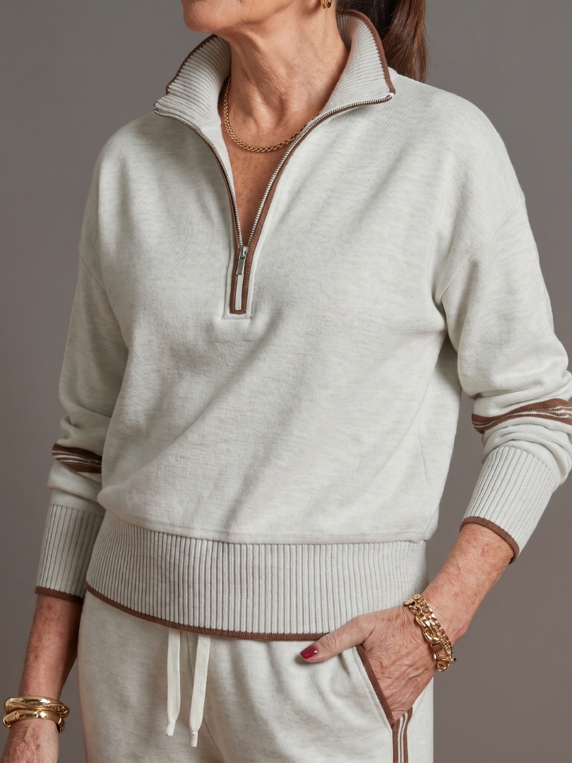 Rain | Conjunto de pantalones de pernera con rayas laterales y manga larga con cuello con cremallera