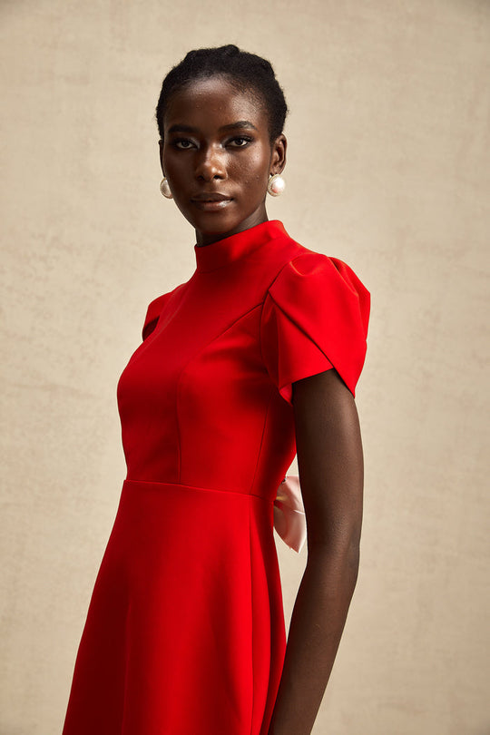 Ana – Vestido mini rojo con mangas pétalo y lazo