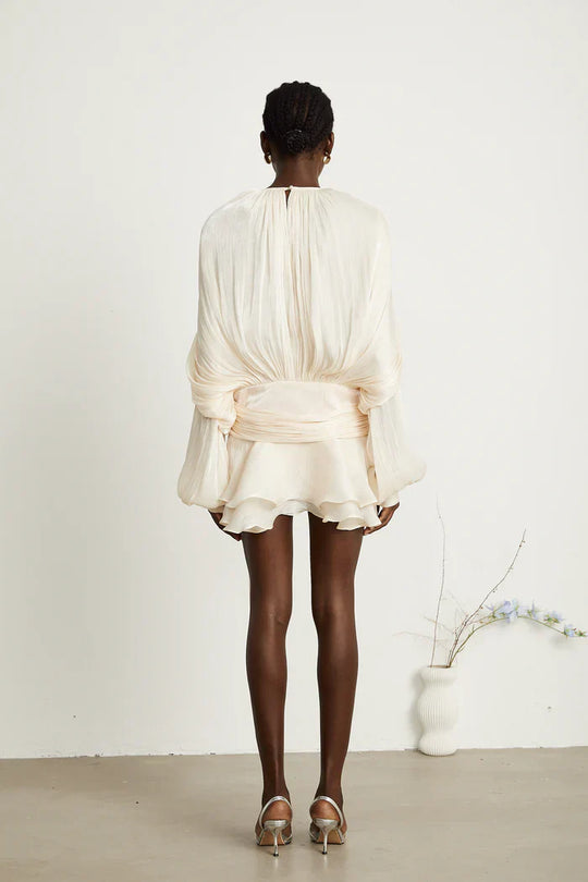 Eugenia – Vestido mini con volantes y pliegues neutros