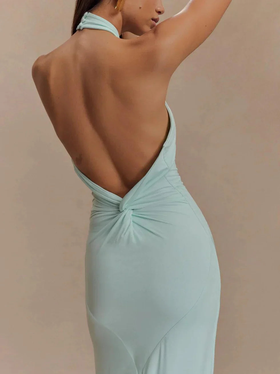 Lilia - Vestido largo ajustado con cuello halter