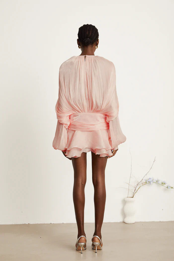 Eugenia – Vestido mini con volantes y pliegues neutros