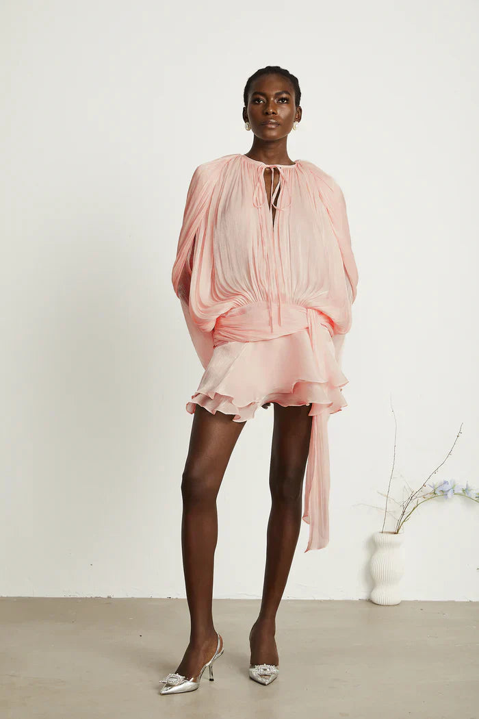 Eugenia – Vestido mini con volantes y pliegues neutros