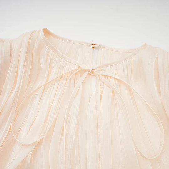 Eugenia – Vestido mini con volantes y pliegues neutros