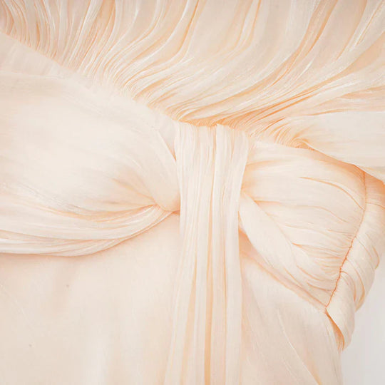 Eugenia – Vestido mini con volantes y pliegues neutros
