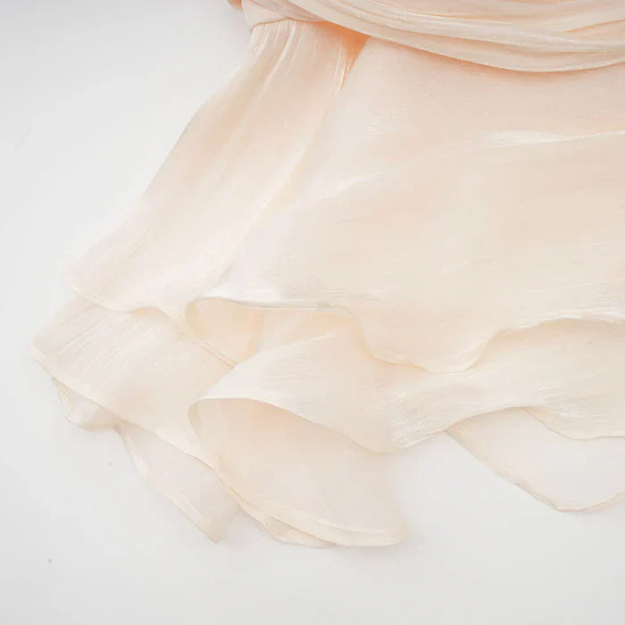 Eugenia – Vestido mini con volantes y pliegues neutros
