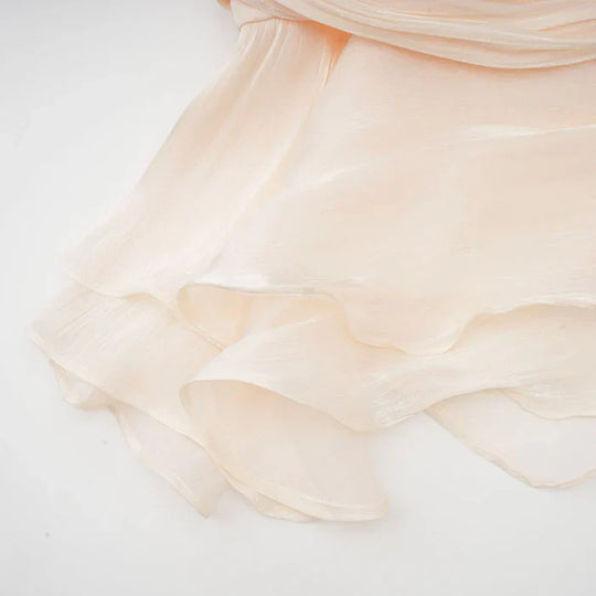 Eugenia – Vestido mini con volantes y pliegues neutros