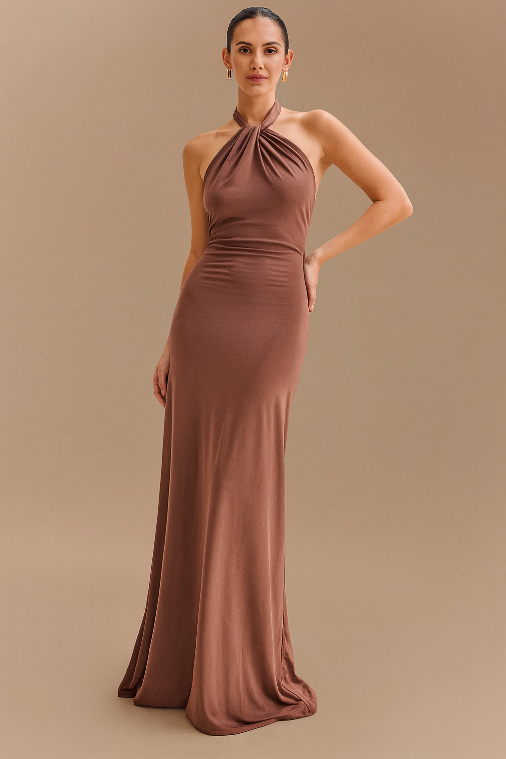 Lilia - Vestido largo ajustado con cuello halter