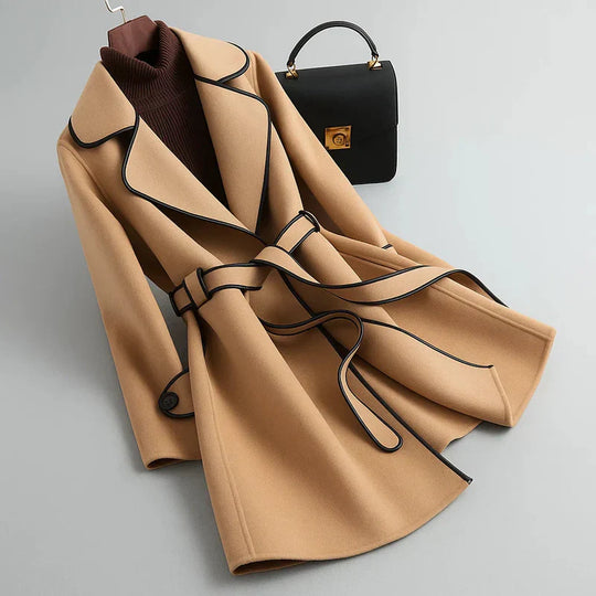 Marla - Gabardina elegante con ribetes contrastados
