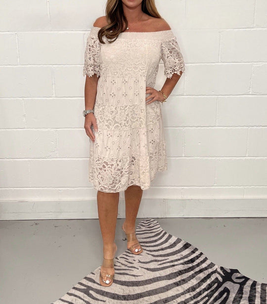 Solana – Vestido de encaje con hombros descubiertos