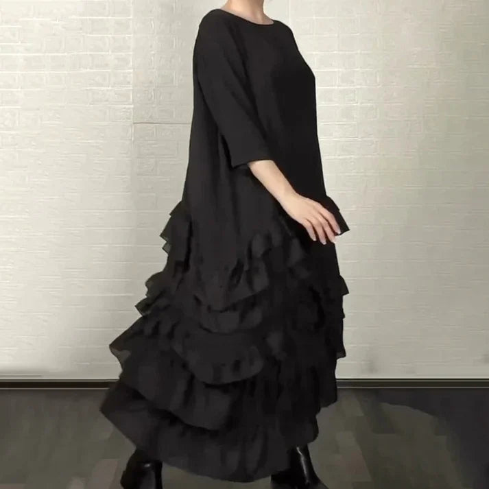 Eva – Vestido oversize fluido con volantes y capas