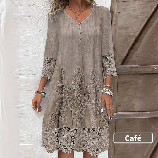 Lucía™ Vestido corto con bordado floral y encaje, manga 3/4 y escote en pico